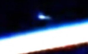 NASAの宇宙ステーションの映像に写りこんだUFOの写真