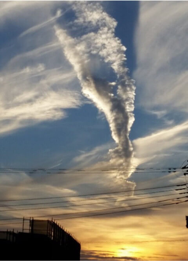 竜巻形地震雲の画像
