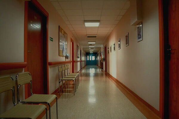 病院の廊下の画像