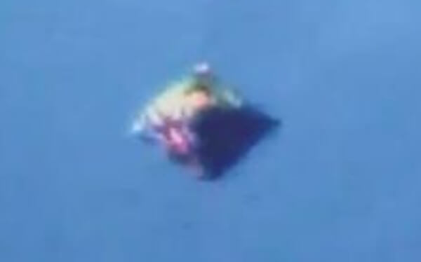 ピラミッド型UFOの画像