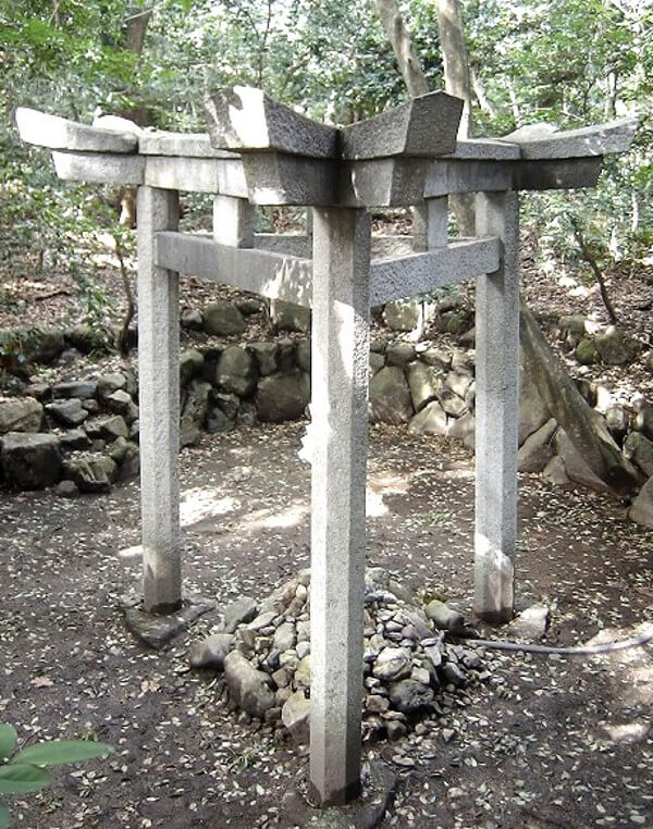 木嶋神社の三柱鳥居の写真