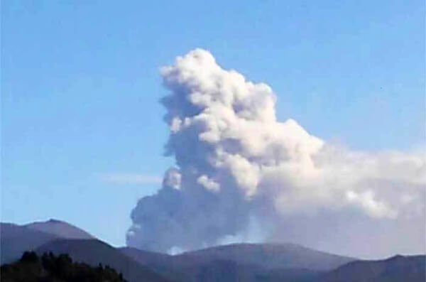 新燃岳の爆発的噴火の写真