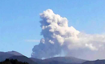 新燃岳の爆発的噴火の写真