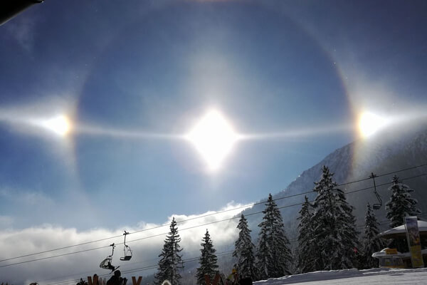 オーストリアに出現した3つの太陽の写真