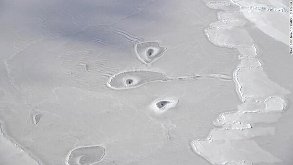 北極圏で発見された海氷の穴の写真