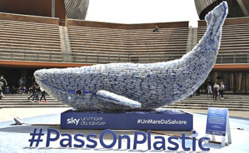 プラスチックで作られたクジラのモニュメントの写真