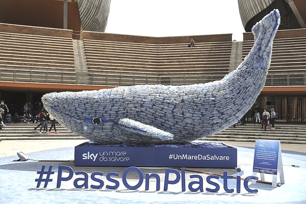 プラスチックで作られたクジラのモニュメント