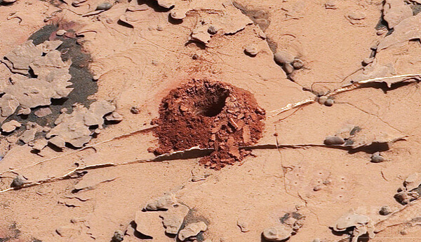 火星探査で掘った穴の写真
