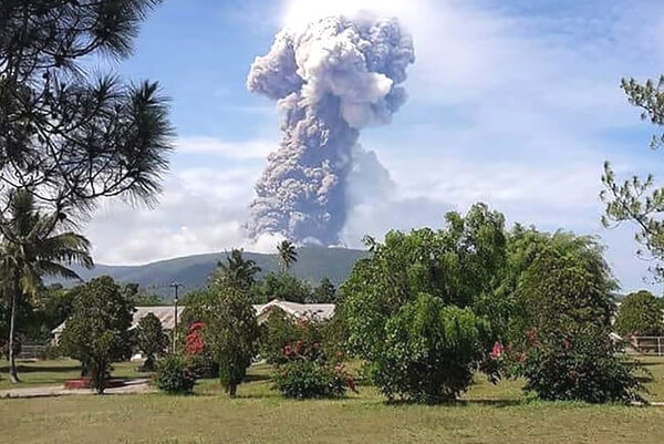 ソプタン山の噴火の写真