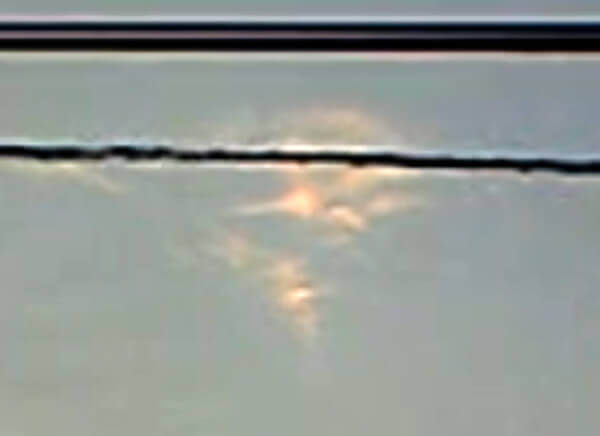 レオが撮影した雲型UFOの写真(拡大その1)