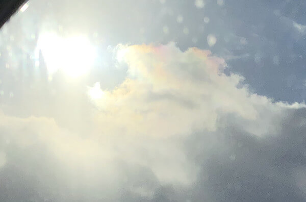 2019年1月1日北海道上空に現われた「虹色のライオン」のような雲