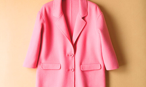 ピンク色のコートの写真