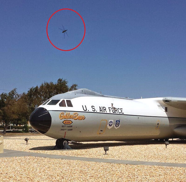 米空軍基地上空に現れた謎の物体