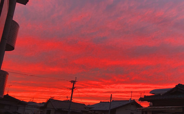 異常の赤い夕焼けの写真