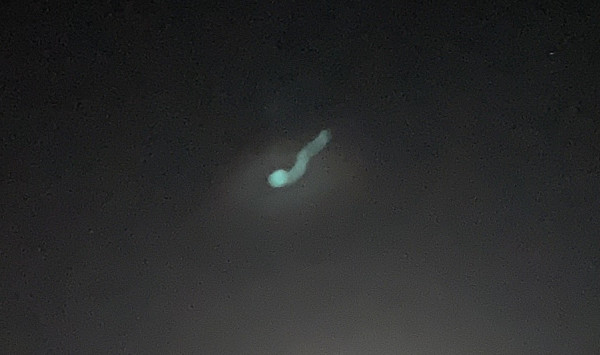 夜空に浮かぶ「謎の物体」の写真