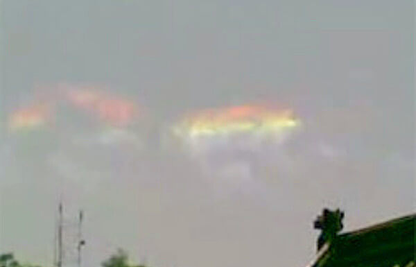 四川大地震の前日に出現した彩雲の写真