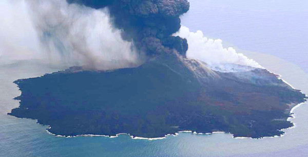 西之島噴火の写真