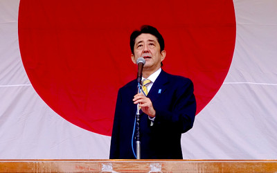 安倍首相と日本国旗の写真