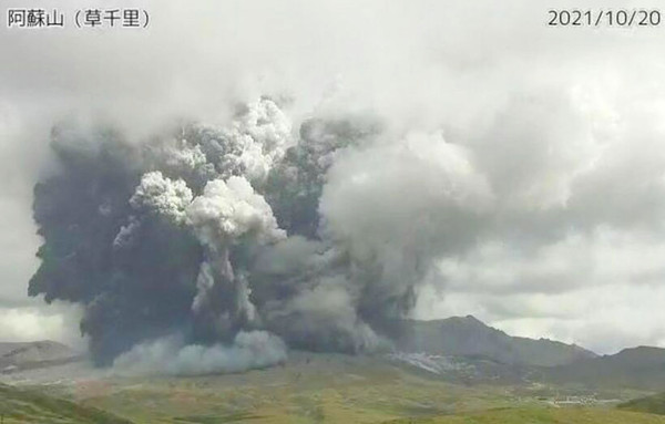 阿蘇山噴火の写真