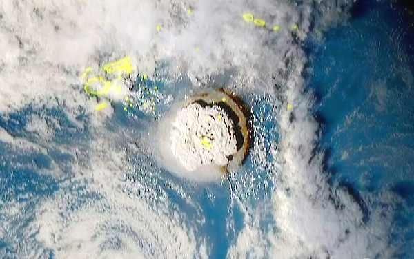 トンガの海底火山大噴火の衛星写真
