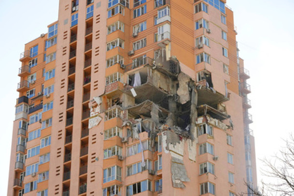 ロシア軍の攻撃で被害が出ているウクライナのマンションの写真