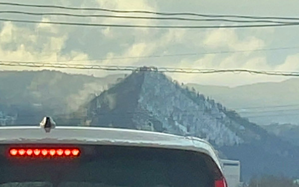 ピラミッドのような山の写真