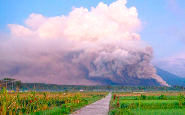 スメル火山噴火のニュース画像