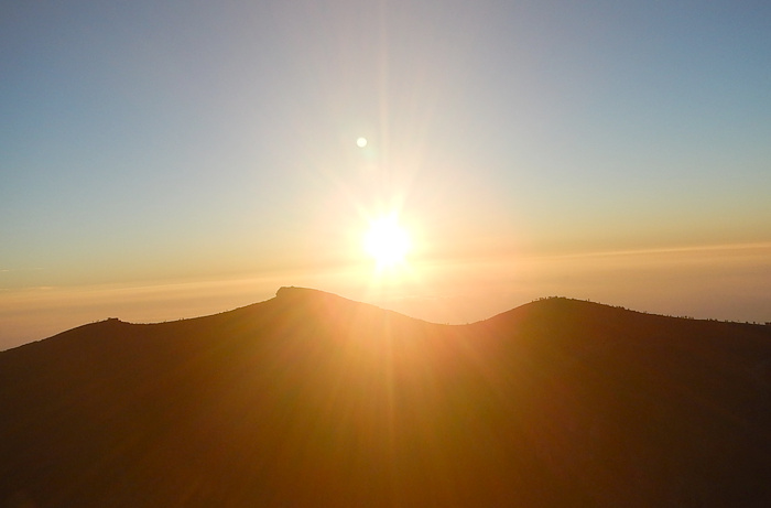 富士山山頂での御来光の写真
