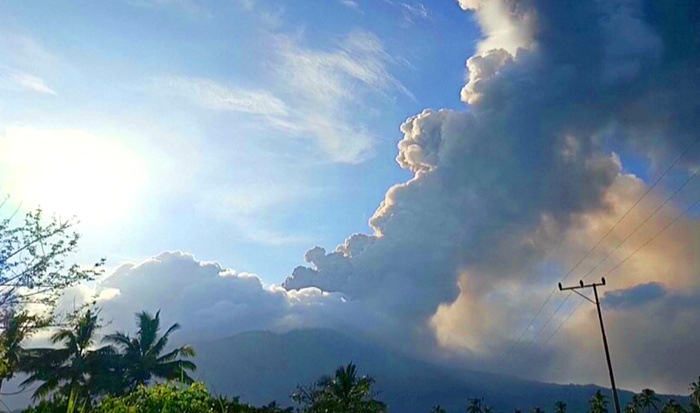 レウォトビ火山噴火の画像