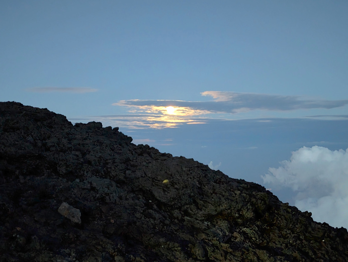 富士山山頂から撮影した満月の写真